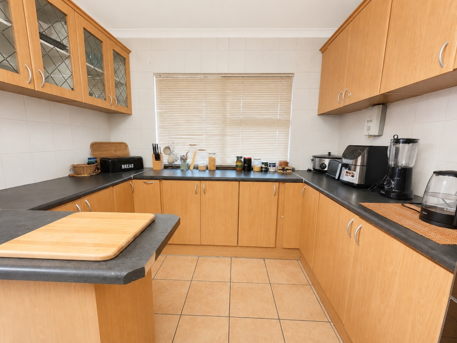 To Let 4 Bedroom Property for Rent in Eikendal Western Cape
